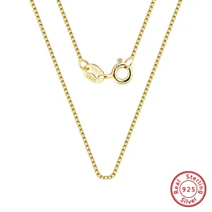Dettaglio della chiusura di una collana a catena veneziana in argento sterling 925