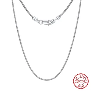 Vista dettagliata di una collana a catena in argento sterling con chiusura a moschettone