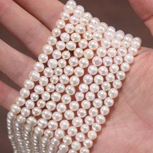 Detailansicht weißer natürlicher Süßwasser-Kartoffelperlen auf 36cm Strang für DIY-Schmuck
