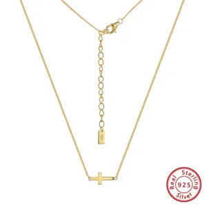 Vue détaillée d'un collier croix en argent sterling 925 plaqué or avec fermoir mousqueton.