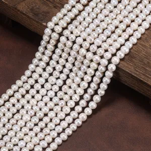 Makro-Detail von 3-7mm natürlichen weißen Süßwasserperlen für DIY-Schmuck-Bastelprojekte