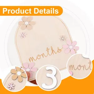 Détail de carte de jalon pour bébé en bois avec mois gravés et jolies marguerites.