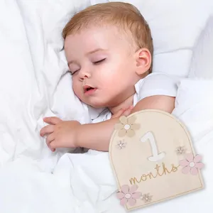 Carte étape mensuelle bébé en bois accessoire photo nouveau-né avec un design de marguerite.