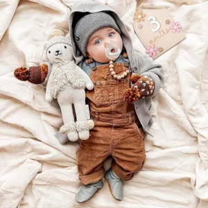 Carte étape bébé en bois avec design marguerite, accessoire photo mensuel nouveau-né.