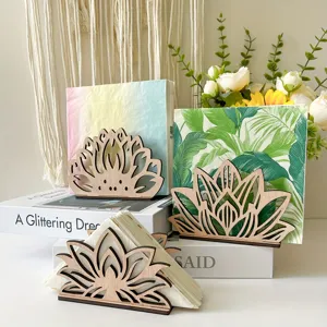 Detail van houten servettenhouder, uitgehold bloemendesign for tafeldecoratie keuken.