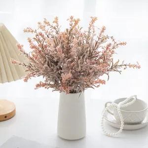 Künstlicher befockter Lavendel Blumenstrauß in weißer Keramikvase für Dekoration