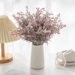 Künstliche beflockte Lavendelblüten in weißer Keramikvase für Heimdekoration und Hochzeiten.