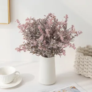Künstlicher beflockter Lavendelblumenstrauß in weißer Keramikvase für Wohndeko Detail.