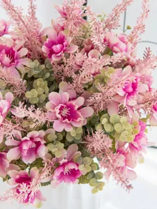Künstlicher rosa Blumenstrauß mit Gänseblümchen Eukalyptus für Hochzeit Dekoration