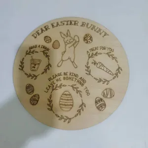 Plateau de charcuterie en bois de lapin de Pâques avec texte festif gravé au laser et motifs.