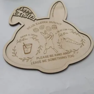 Plateau en bois lapin de Pâques vue détail avec gravures laser de citations et jolis graphismes.