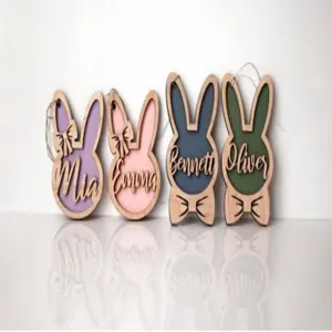 Étiquettes en bois personnalisées pour panier de Pâques lapin avec nœuds et noms gravés déco.