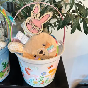 Gros plan sur l'étiquette de panier de Pâques en bois de lapin personnalisée avec nom.