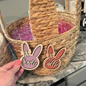 Vue de détail d'étiquettes de panier de lapin de Pâques en bois 3D personnalisées.