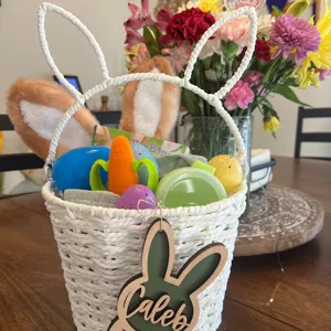 Panier de Pâques blanc tissé à la main avec oreilles de lapin et étiquette en bois personnalisée.