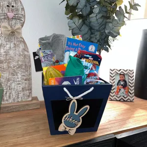 Panier de Pâques personnalisé avec étiquette en bois d'oreilles de lapin et cadeaux.