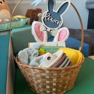 Étiquette de panier de lapin de Pâques en bois personnalisée avec des oreilles de lapin festives