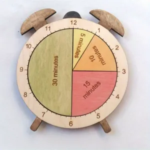 Gedetailleerd overzicht van houten educatieve klok puzzel, kleurrijke tijdblokken Montessori speelgoed.