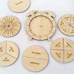 Gedetailleerd overzicht van houten educatieve klokpuzzel met minuten en uren voor kinderen.