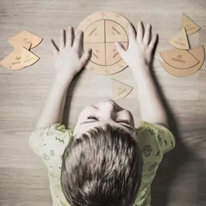 Gedetailleerd overzicht van houten klok puzzel speelgoed, educatief tijd leer cognitief hulpmiddel.