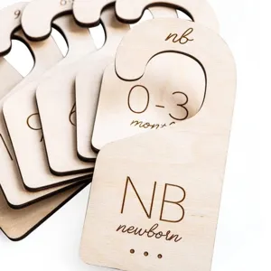 Hölzerne Babykleidung Kleiderschrank Teiler Neugeborene Kleinkind Größe Kleiderbügel Teiler Laser Graviert Kinderzimmer Aufbewahrung Organizer