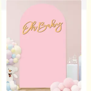 Decorazione murale in legno dorato Oh Baby e accessorio fotografico per festa di nascita.