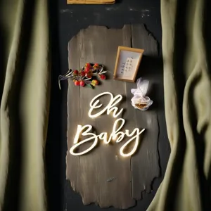 Vista dettagliata della scritta luminosa Oh Baby in legno, decorazione murale per fotografia.