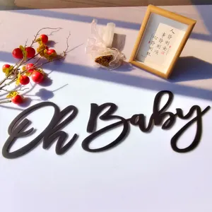 Targa murale in legno nero con scrittura corsiva Oh Baby per decorazione festa bimbo.