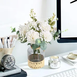 Künstlicher Blumenstrauß im Glasvase Detailansicht, ideal für Tischdeko im Heim.