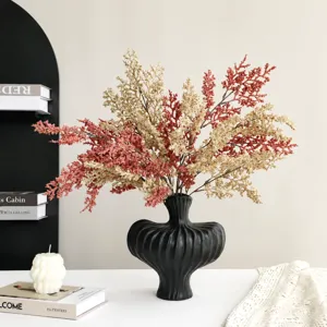 Ramo de flores artificiales de gipsofila con jarrón negro moderno para detalles de decoración.