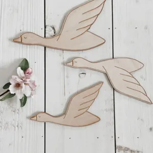 Holz fliegende Gänse Wanddeko 3er Set rustikale Vogel Hängeornamente für das Wohnzimmer