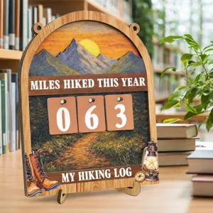 Decorazione da scrivania in legno per tracciamento escursioni con numeri e montagne.