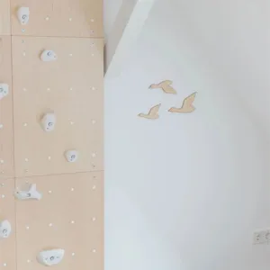 Detailaufnahme von hölzernen fliegenden Gänsen Wanddekor, 3-teiliges Set für Wohnzimmer.