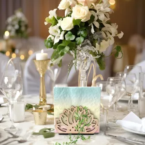 Houten servettenhouder met bloemenuitsnede op een elegante eettafel opstelling detail.