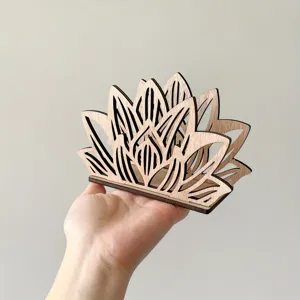 Houten servettenhouder met bloemmotief, decoratieve tafelhouder voor de keuken.