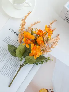 Künstlicher Blumenstrauß Detail mit leuchtend orangen Chrysanthemen und Weizenähren Dekor.