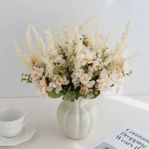 Künstlicher Blumenstrauß mit Keramikvase für Heimdekoration und Hochzeitsfotografie.