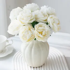 Vue détaillée d'un bouquet de pivoines artificielles blanches dans un vase en céramique déco.