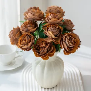 Beau bouquet de pivoines artificielles dans un vase en céramique, vue de détail.