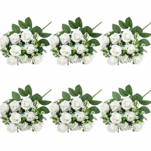 Vue détaillée du bouquet de roses blanches artificielles avec feuilles pour décoration.