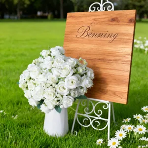 Bouquet de fleurs de roses artificielles blanches avec vase blanc et panneau en bois de mariage