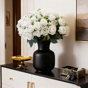 Bouquet de roses blanches artificielles dans un vase noir décoration de mariage maison