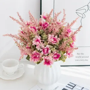 Künstlicher Blumenstrauß mit rosa Chrysanthemen und Gänseblümchen für Heimdekoration und Hochzeit.