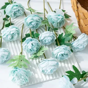 Vue détaillée de pivoines artificielles en soie bleu clair pour la décoration et les mariages.