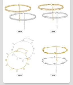 Detaillierte Präsentation von vier minimalistischen Doppelketten-Fußkettchen in Gold und Silber.