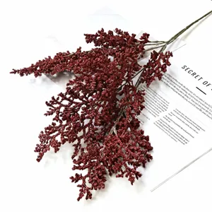 Detalle de rama de flor gipsófila artificial, accesorio floral romántico rojo oscuro.