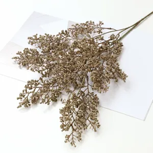 Vista detallada de rama de gypsophila artificial, ideal para decoración floral y hogar.