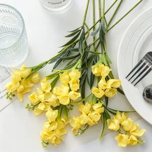 Vue détaillée de muguet clochettes jaune artificiel pour décoration intérieure champêtre.