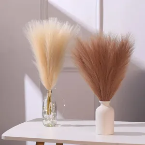 Nahaufnahme von künstlichem Pampasgras in Vasen, elegante Boho-Wohnkultur im Stil.