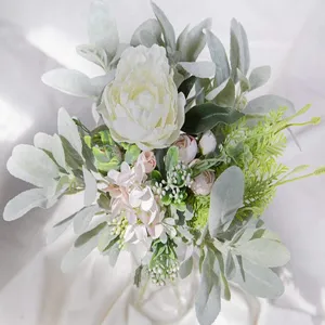 Nahaufnahme des künstlichen Blumenstraußes mit beflockten Hasenohrenblättern und Pfingstrose.